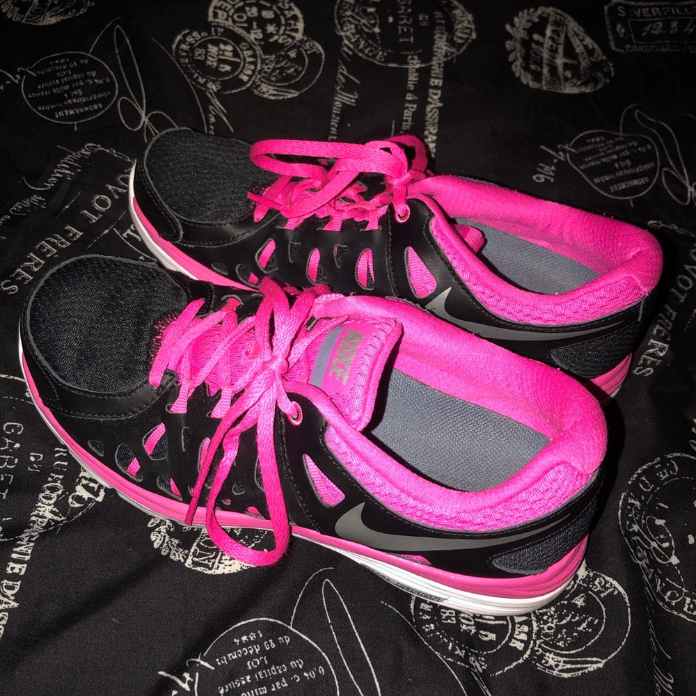 Women’s Nike black and pink dual fusion sneakers